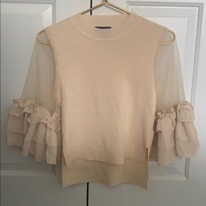 Super cute flowy arm top!